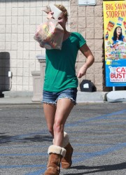Hayden Panettiere at Shopping