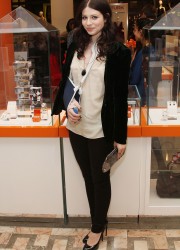 Michelle Trachtenberg with Broken Arm
