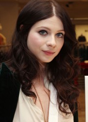 Michelle Trachtenberg with Broken Arm
