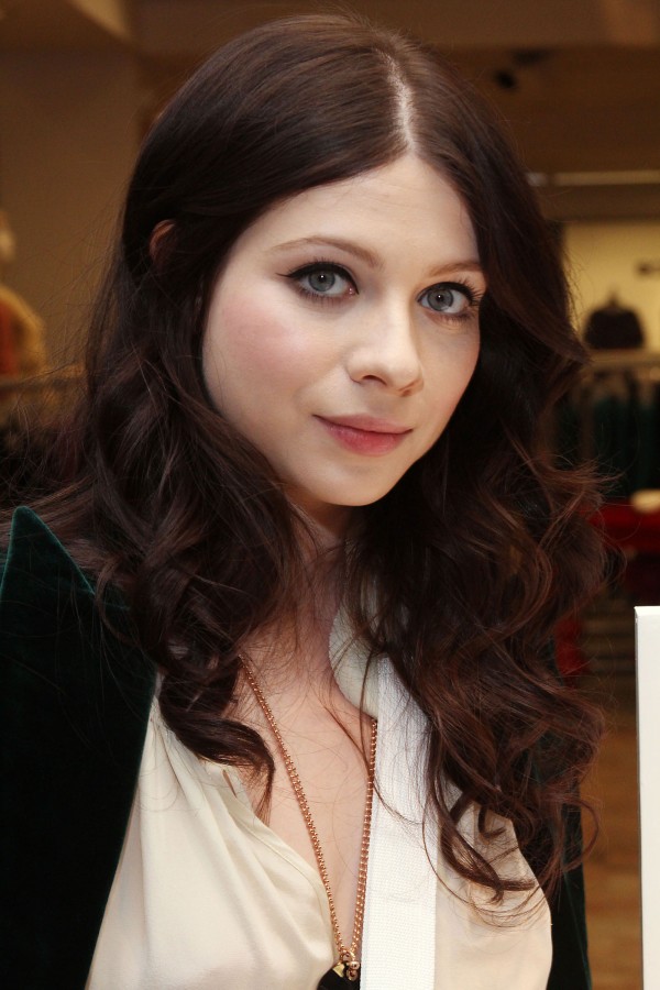 Michelle Trachtenberg with Broken Arm