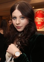Michelle Trachtenberg with Broken Arm