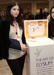 Michelle Trachtenberg with Broken Arm