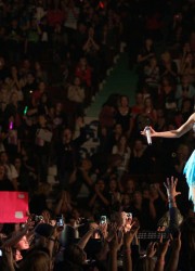 Selena Gomez Performs in Vancouver