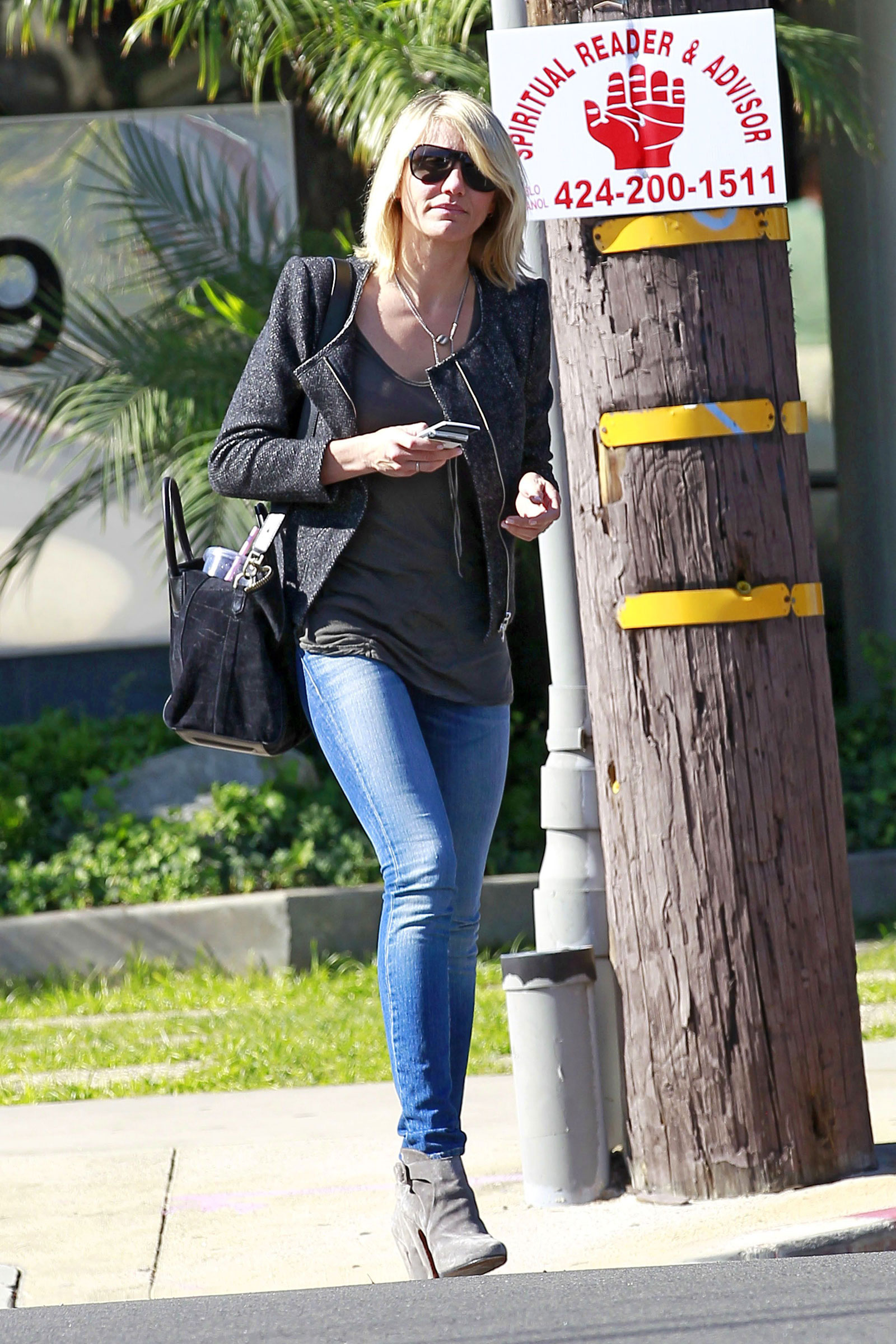Cameron Diaz in Jeans Out and About in Los Anhgeles - HawtCelebs1600 x 2400