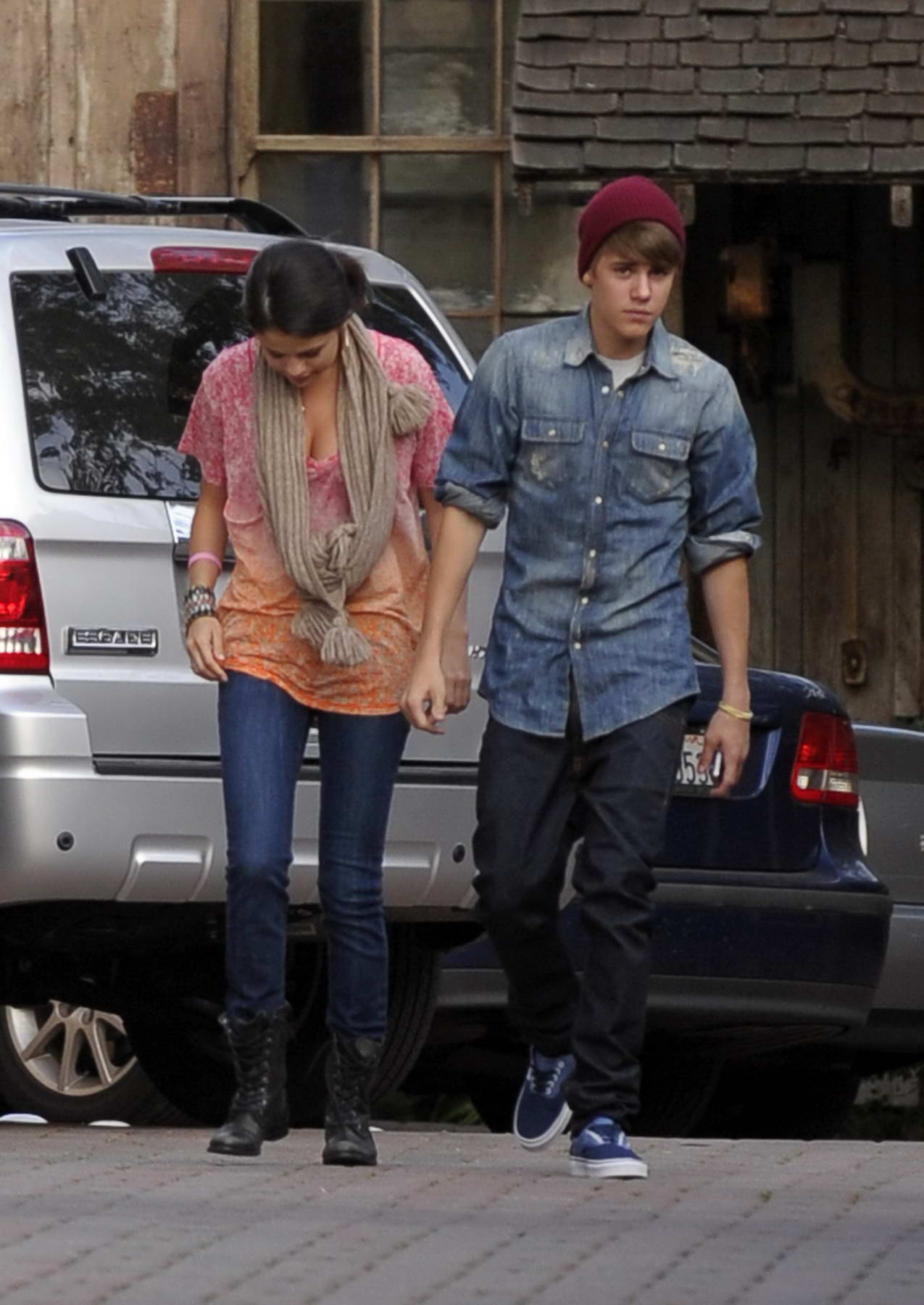 SELENA Gomez and Justin Bieber Arriving at P.F. Changs in Sherman Oaks ...