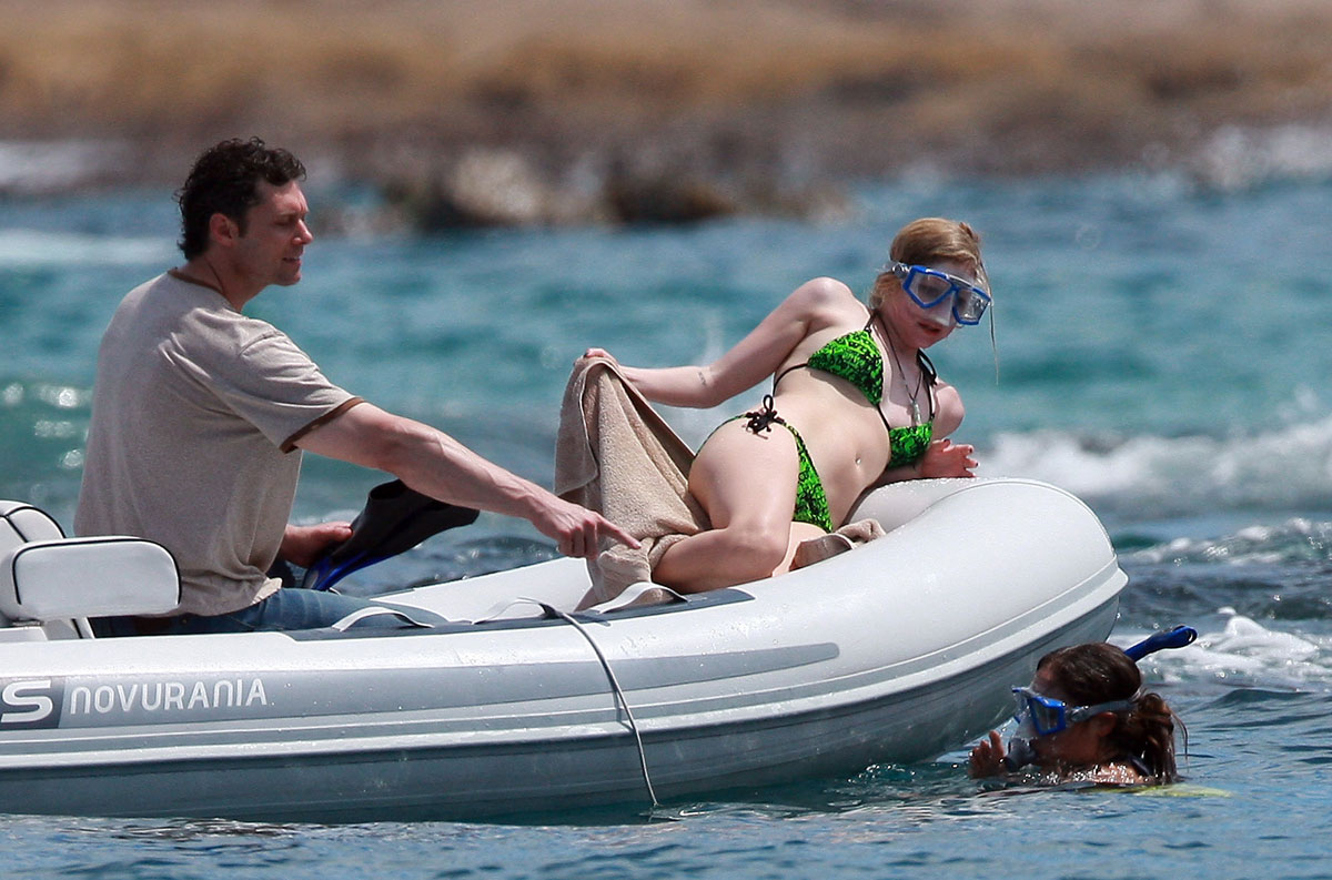 AVRIL-LAVIGNE-in-Green-Bikini-on-Scuba-Diving-in-Mexico-14.jpg