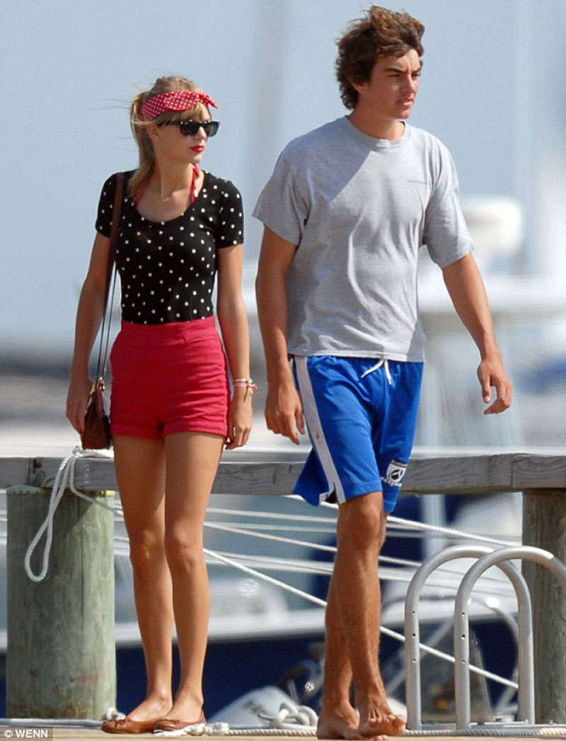 TAYLOR-SWIFT-and-Conor-Kennedy-Share-a-Kiss-in-Massachusetts-2.jpg