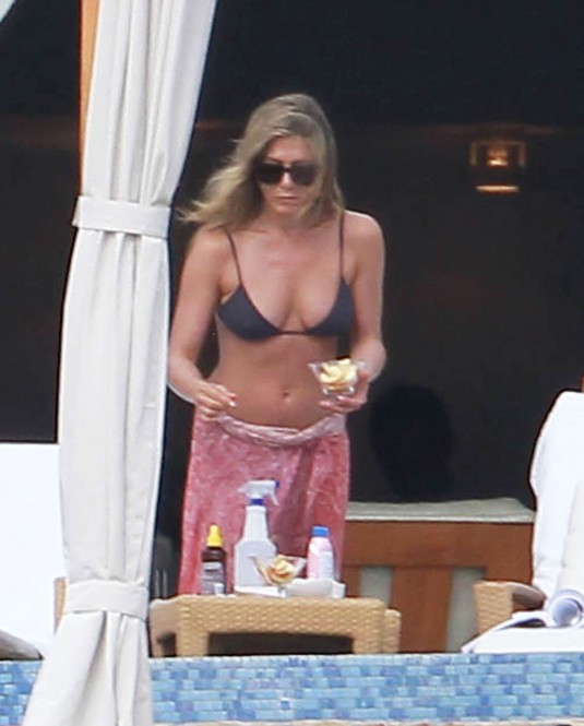 JENNIFER ANISTON 
