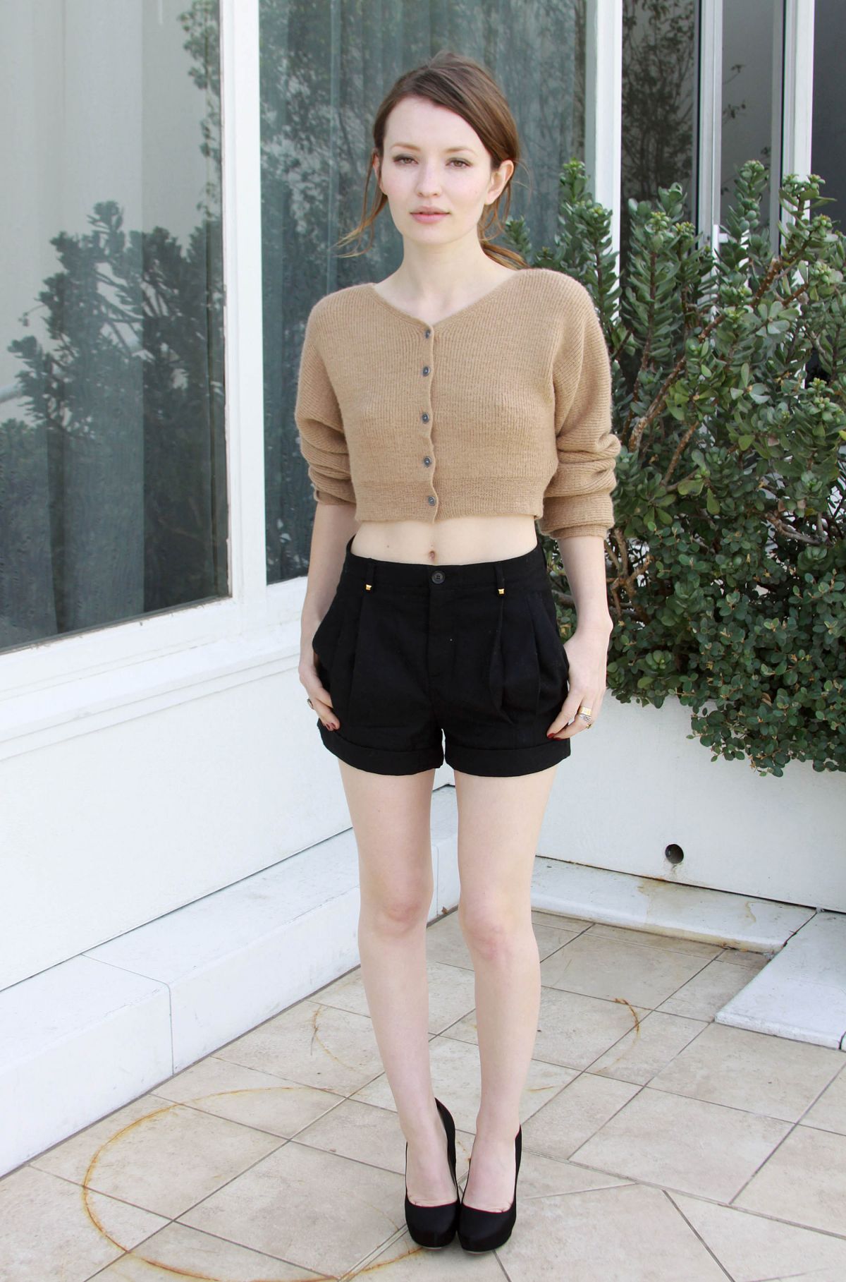Pin By Cazza17 On Celebrities Photoshoot Emily Browning Clothes