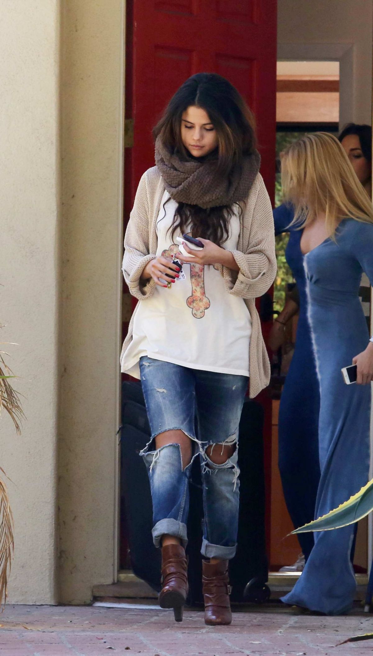 SELENA GOMEZ in Ripped Jeans Out in Los Angeles - HawtCelebs ...
