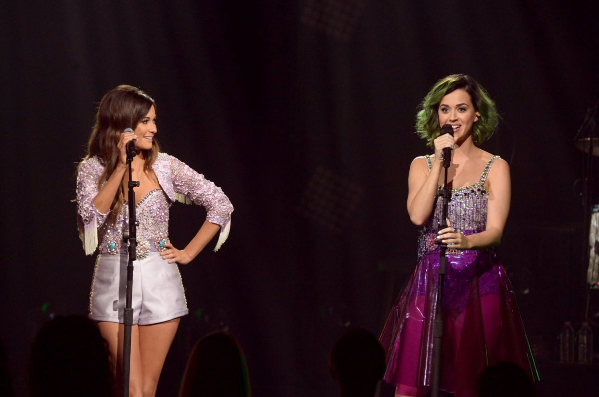 http://www.hawtcelebs.com/wp-content/uploads/2014/04/katy-perry-and-kacey-musgraves-performs-at-cmt-crossroads-in-culver-city_1.jpg