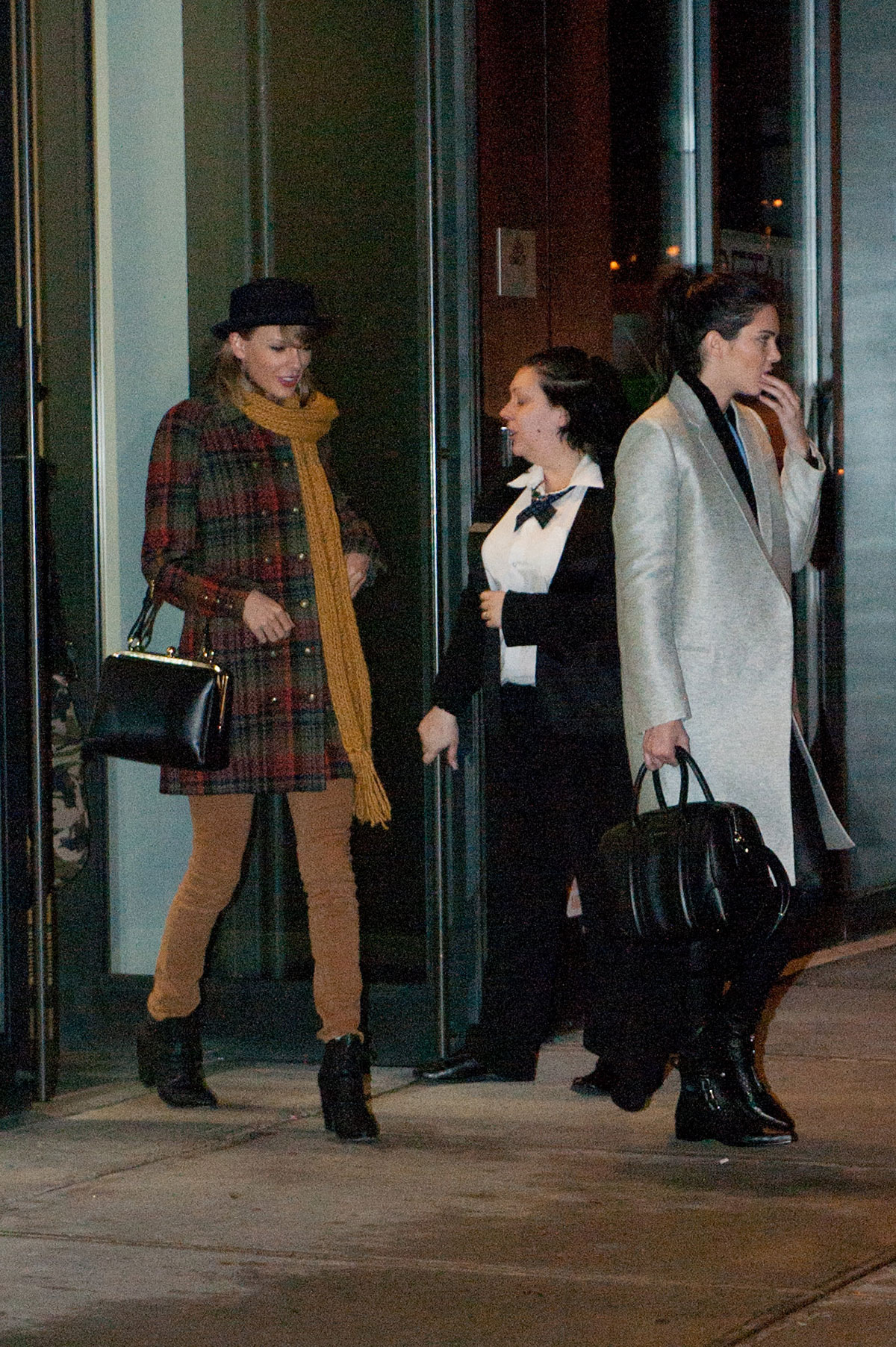 TAYLOR SWIFT, KENDALL JENNER and CARA DELEVINGNE Leaves Gigi Hadid’s house in New ...1200 x 1804