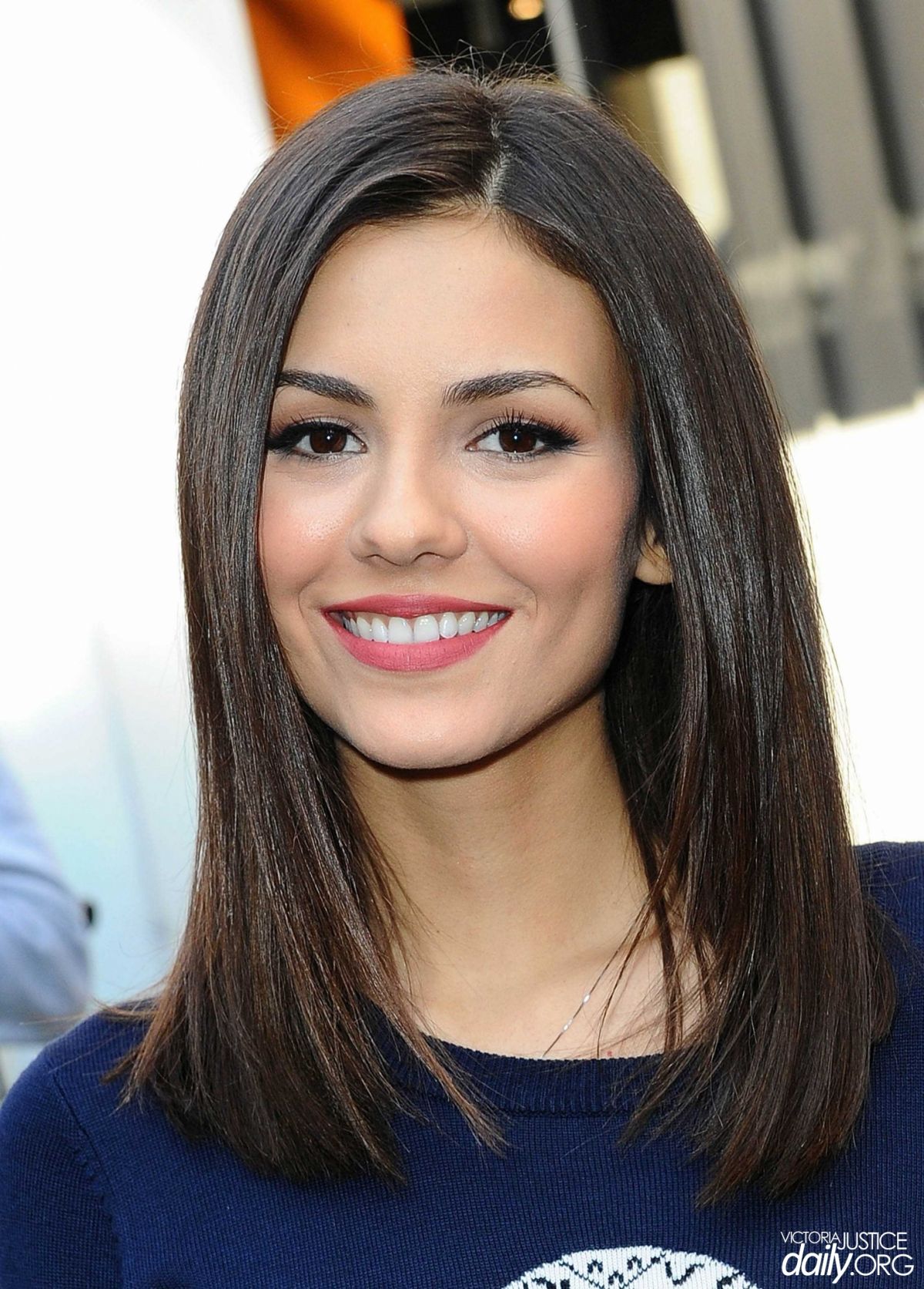 victoria-justice-on-the-set-of-extra-080
