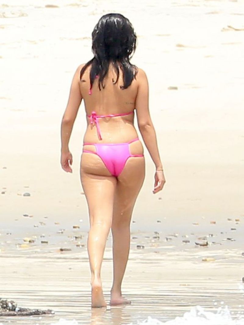 [Image: selena-gomez-in-bikini-at-a-beach-in-mexico_19.jpg]