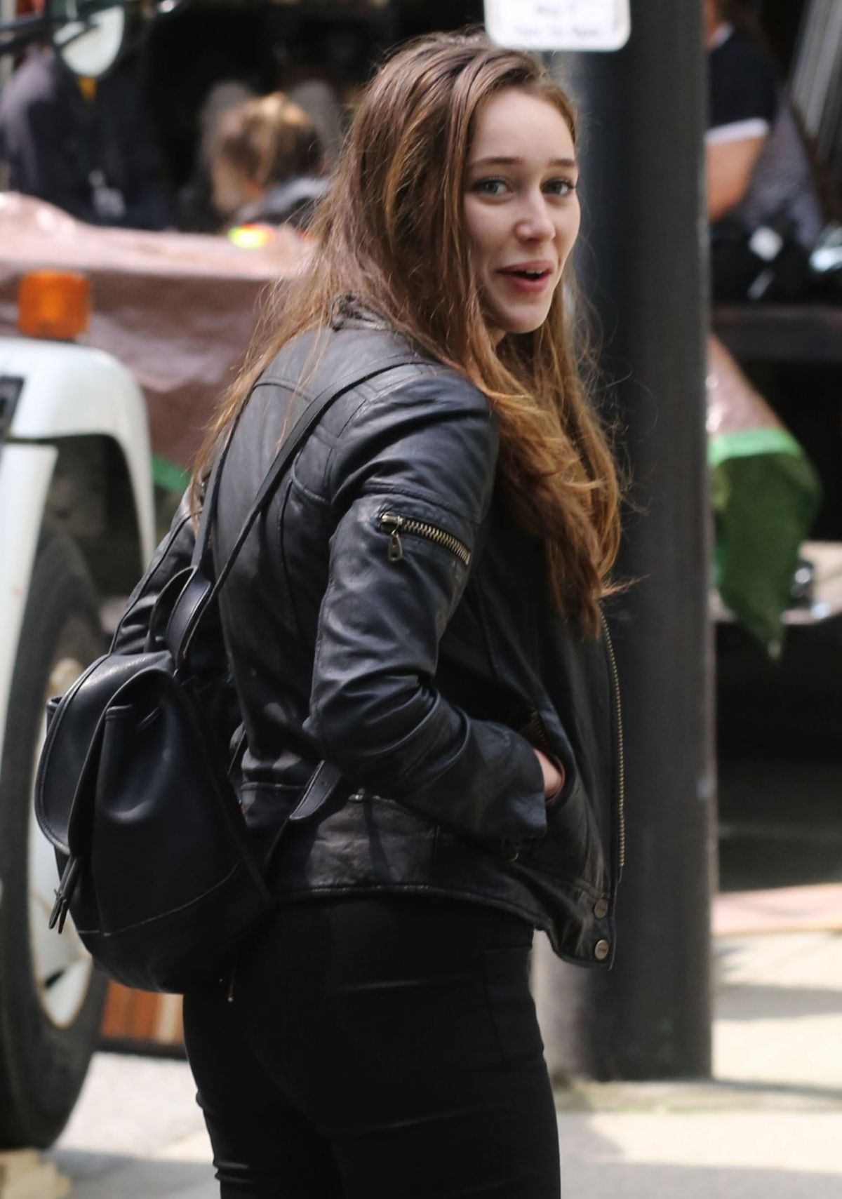 alycia-debnam-carey-on-the-set-of-fear-the-walking-dead-in-vancouver-05-10-2015_1.jpg