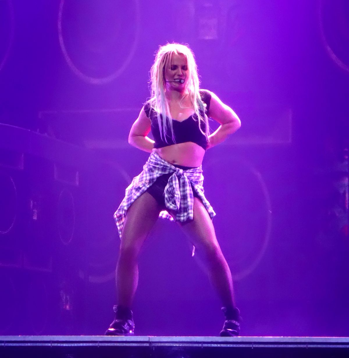 britney-spears-performs-at-planet-hollyw
