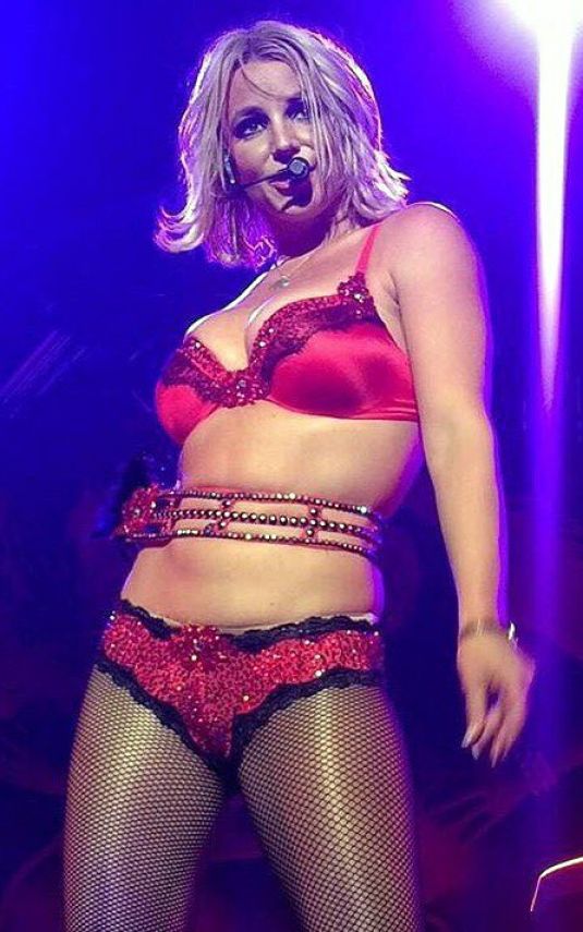 britney-spears-in-new-red-costume-at-pie