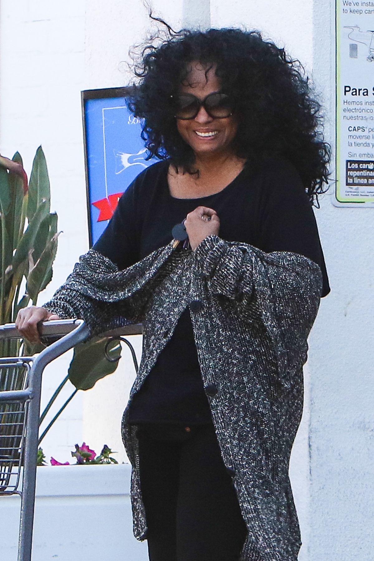 http://www.hawtcelebs.com/wp-content/uploads/2016/05/diana-ross-shopping-at-bristol-farms-in-beverly-hills-05-23-2016_2.jpg