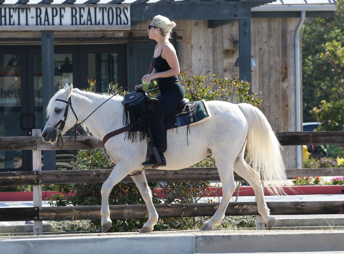 lady-gaga-on-a-horse-ride-in-malibu-05-2