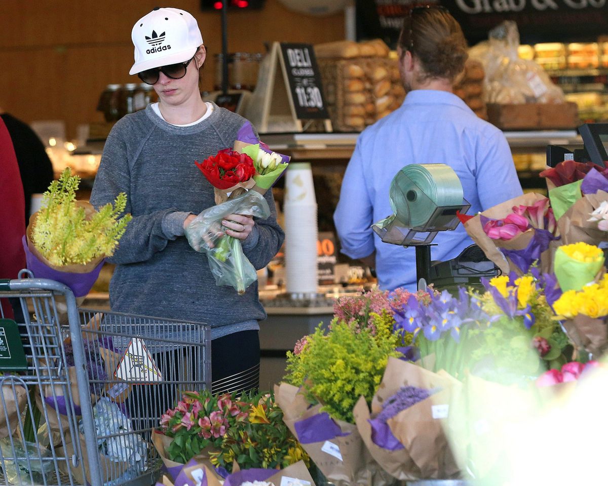 anne-hathaway-out-shopping-goes-flower-i