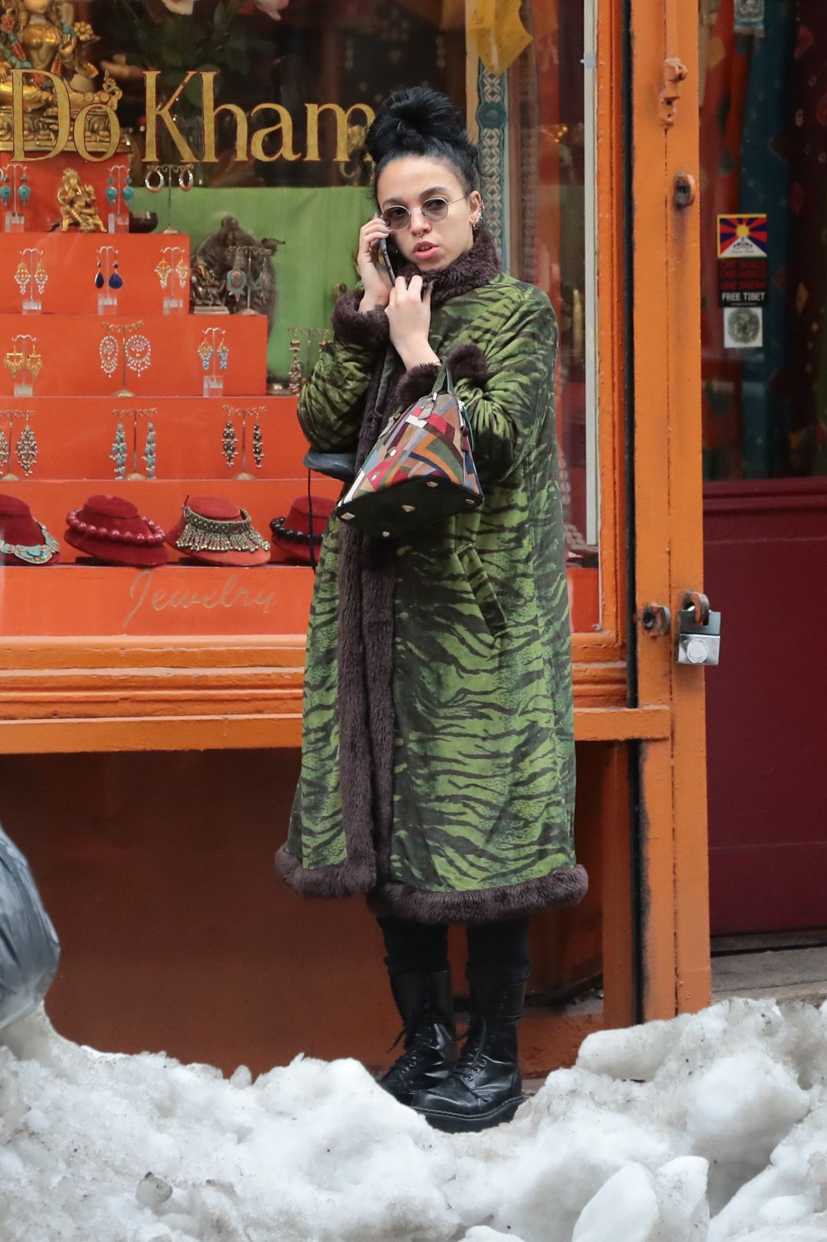 fka-twigs-out-shopping-in-soho-03-18-201