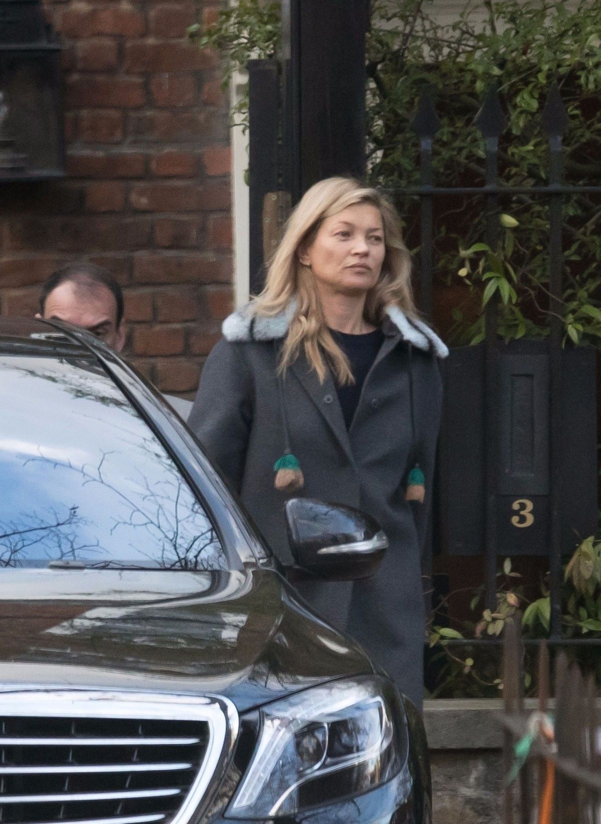 kate-moss-leaves-her-home-in-london-11-2