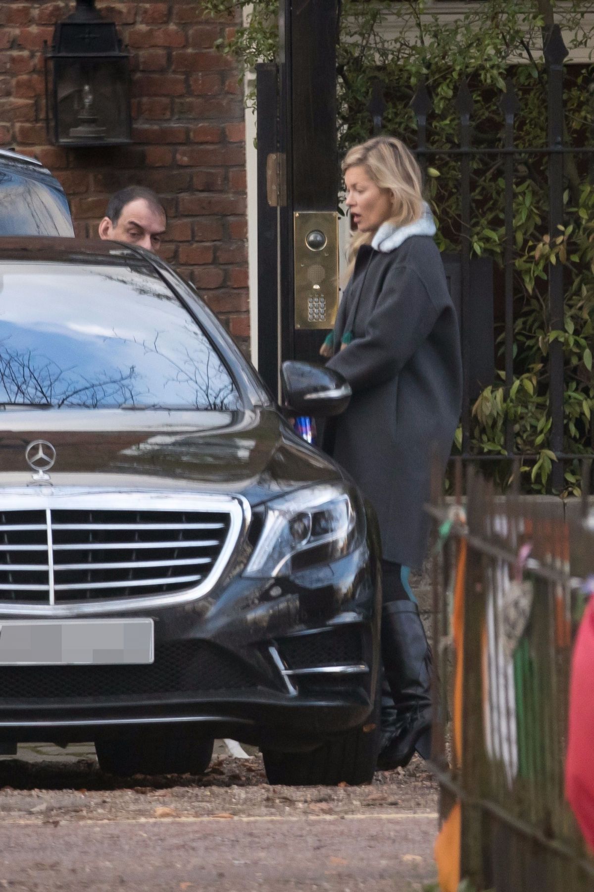 kate-moss-leaves-her-home-in-london-11-2