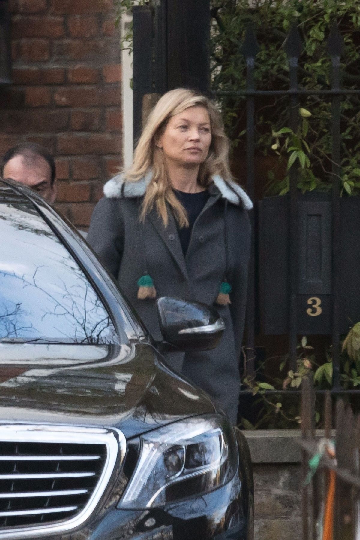 kate-moss-leaves-her-home-in-london-11-2