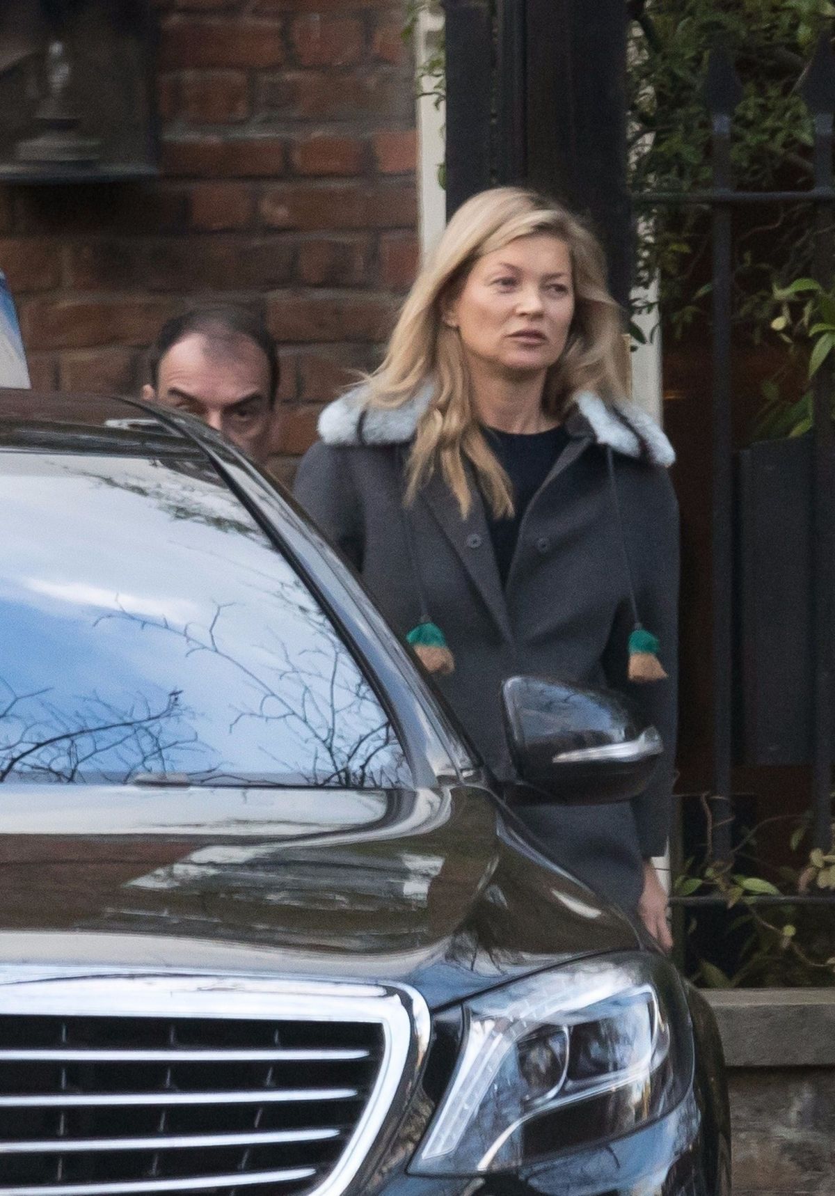 kate-moss-leaves-her-home-in-london-11-2