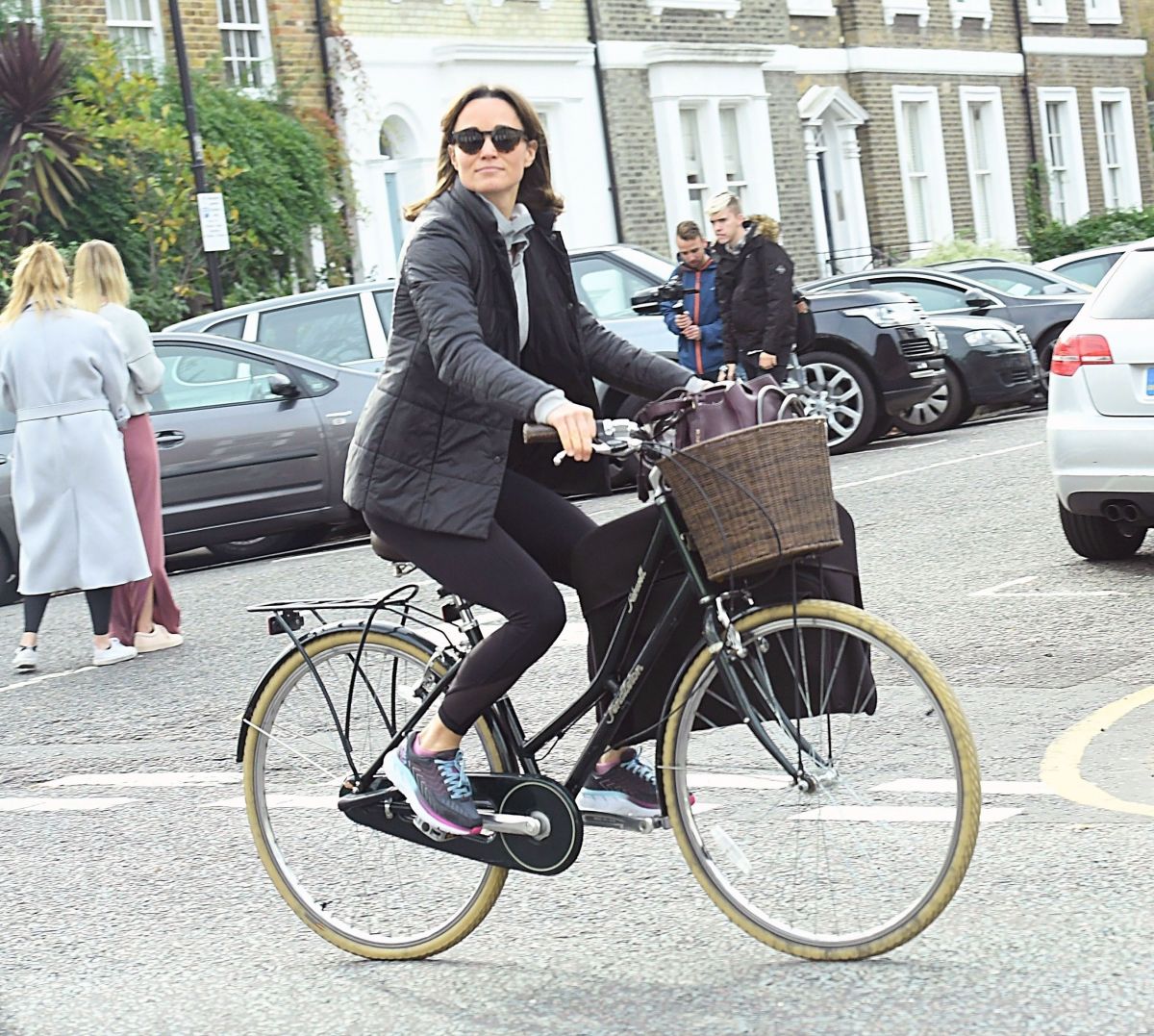 pippa-middleton-out-riding-a-bicycle-in-london-11-09-2017-3.jpg