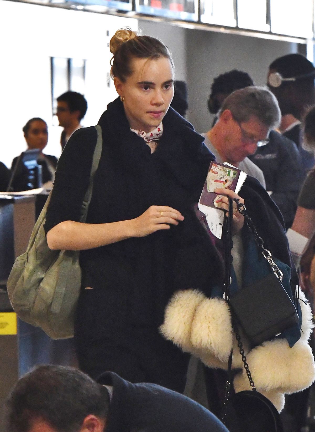 suki-waterhouse-at-los-angeles-internati