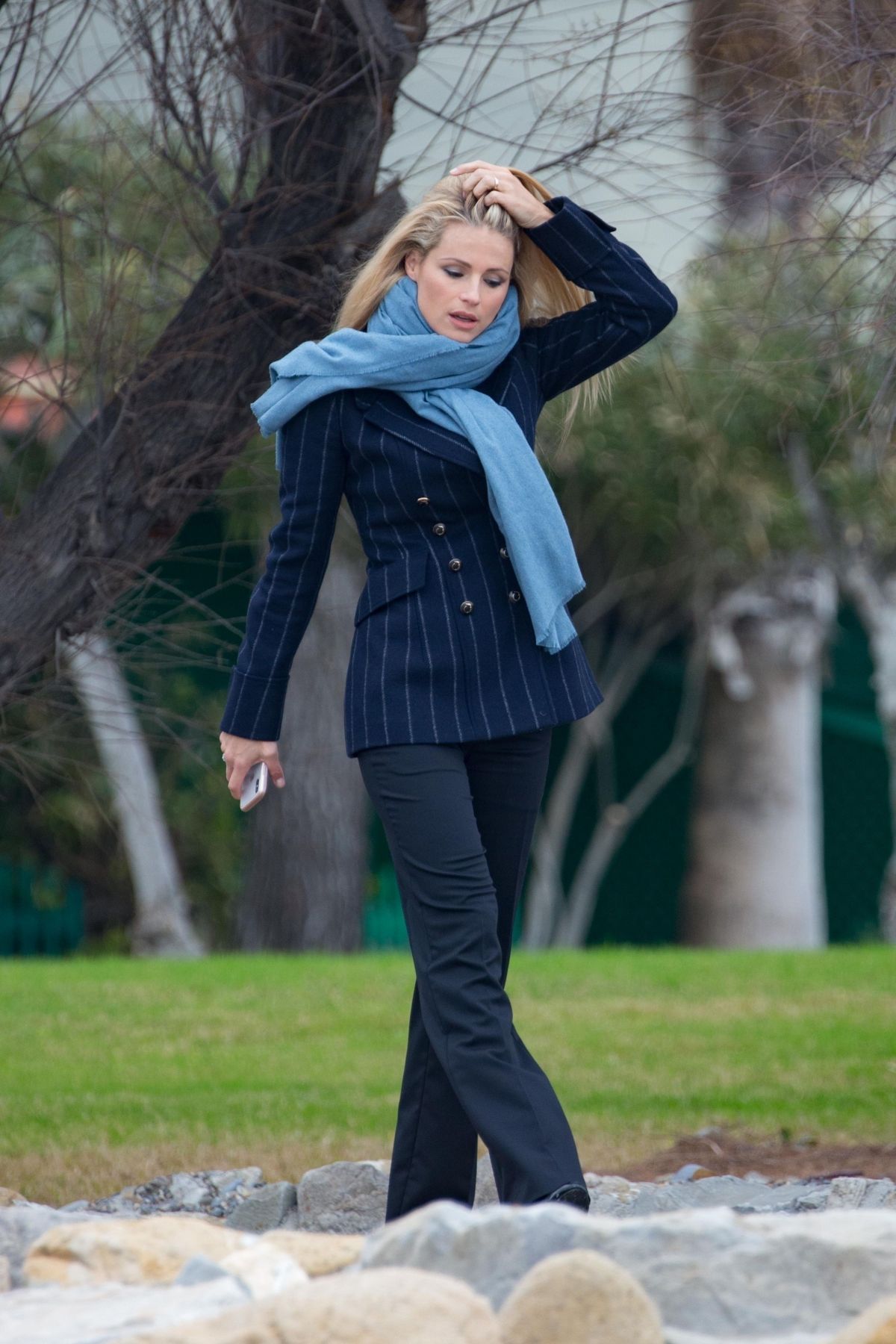 michelle-hunziker-out-for-a-walk-by-the-sea-in-sanremo-01-30-2018-14.jpg