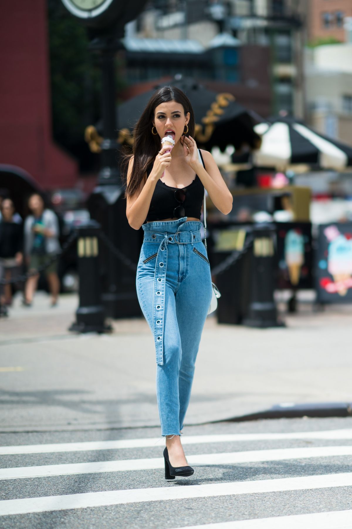 victoria-justice-out-eats-ice-cream-in-n
