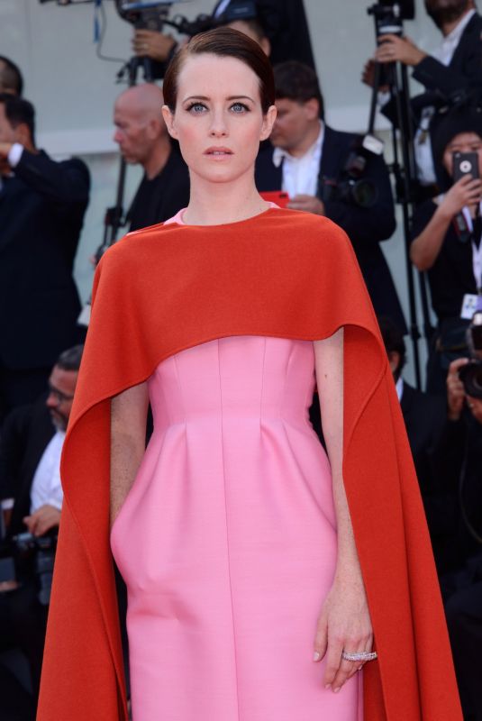 Claire Foy en robe de soirée rose avec cape rouge