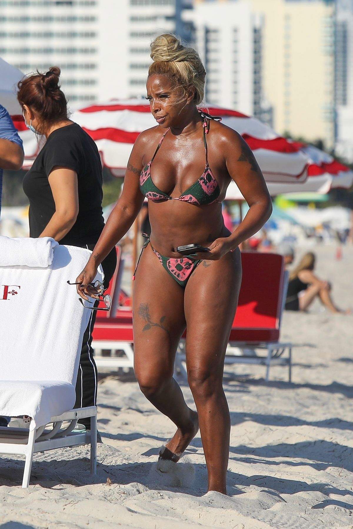 Mary J Blige In Bikini At A Beach In Miami Hawtcelebs