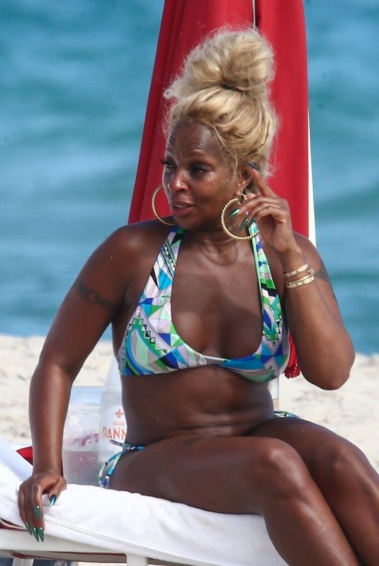 Mary J Blige In Bikini On The Beach In Miami Hawtcelebs