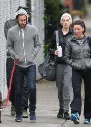 Anne Hathaway in Leggings