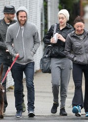 Anne Hathaway in Leggings