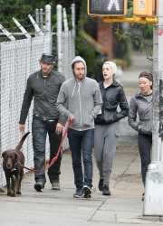 Anne Hathaway in Leggings
