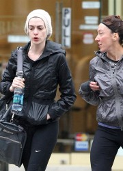 Anne Hathaway in Leggings