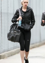 Anne Hathaway in Leggings