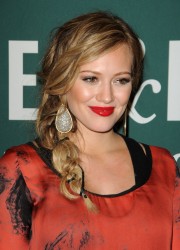 Hilary Duff at Barnes and Noble