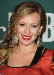 Hilary Duff at Barnes and Noble