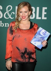 Hilary Duff at Barnes and Noble