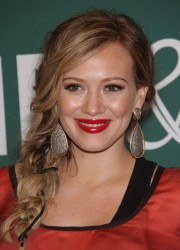Hilary Duff at Barnes and Noble