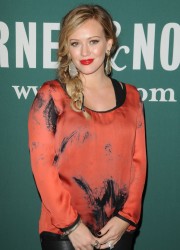 Hilary Duff at Barnes and Noble