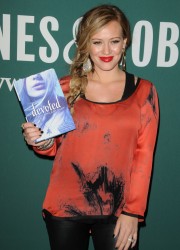 Hilary Duff at Barnes and Noble
