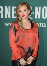 Hilary Duff at Barnes and Noble