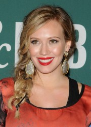 Hilary Duff at Barnes and Noble