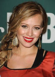 Hilary Duff at Barnes and Noble